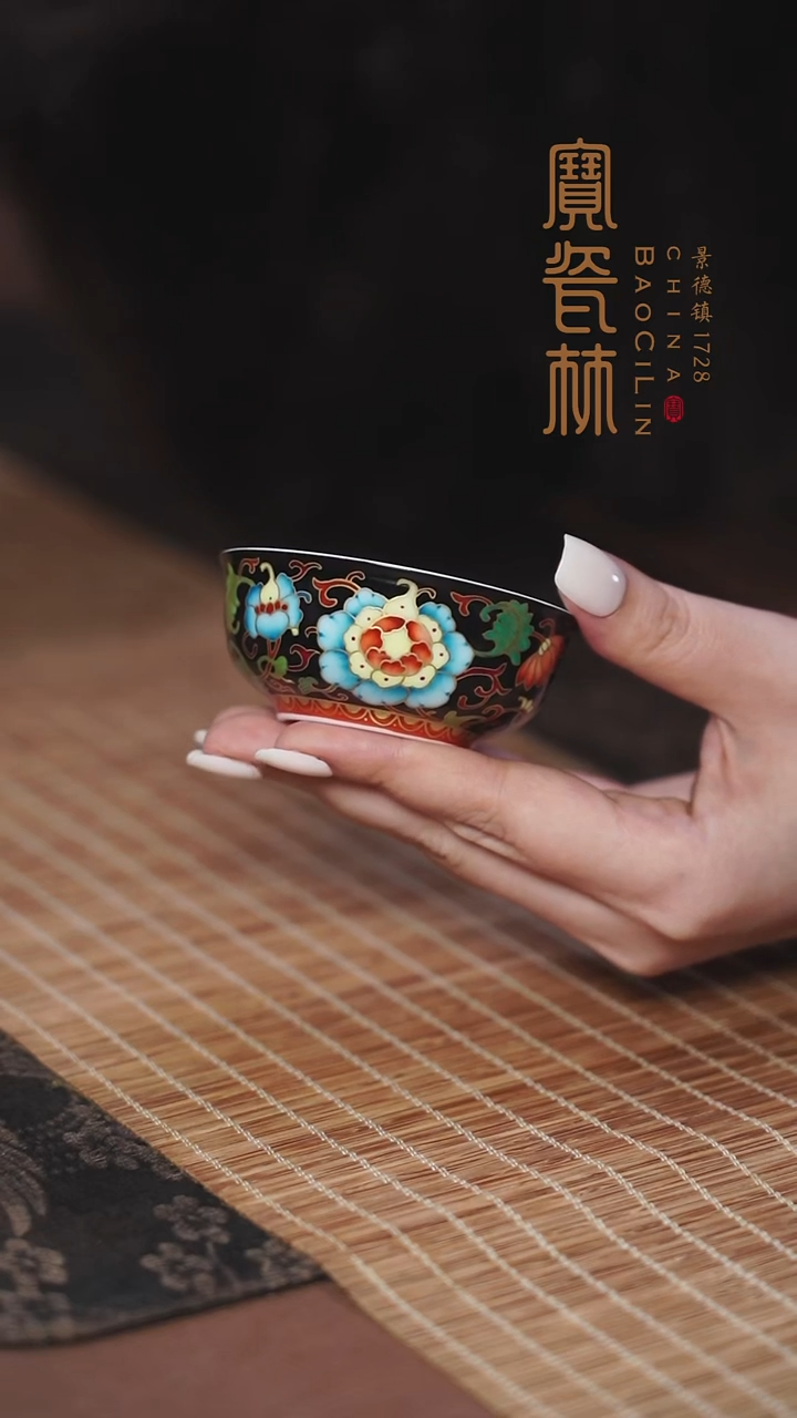 黑地珐琅彩蹲式杯