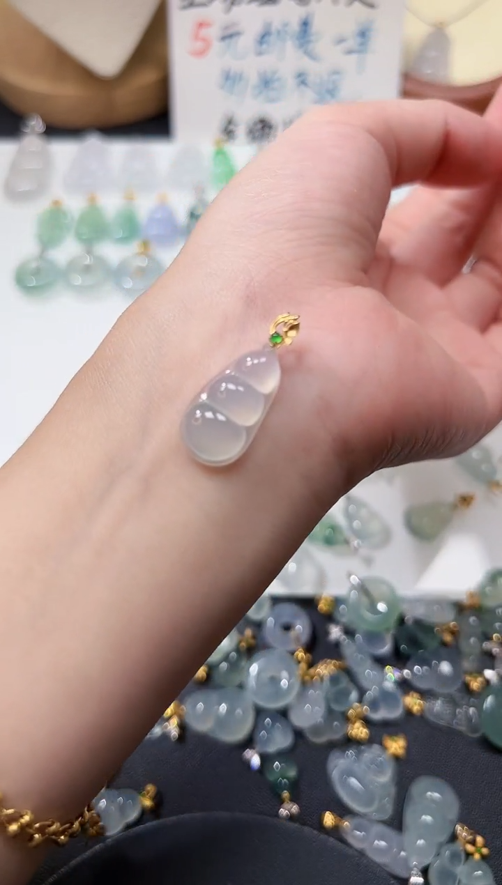 颈饰18K金镶嵌翡翠3豆子