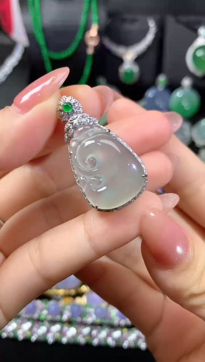 翡翠18K金镶嵌颈饰翡翠如意