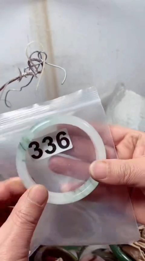 【闪购商品】石英质玉手镯未镶嵌64+336