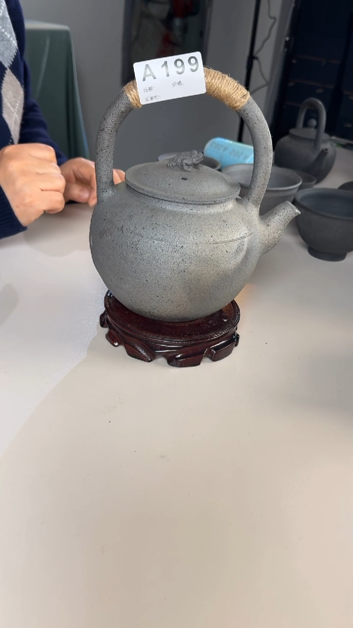 蔚县青砂器金蟾提梁壶