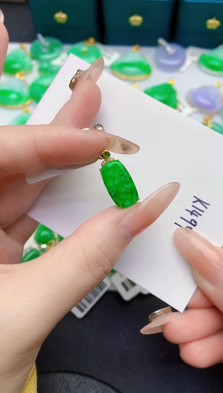 颈饰18K金镶嵌翡翠缅甸天然翡翠A货