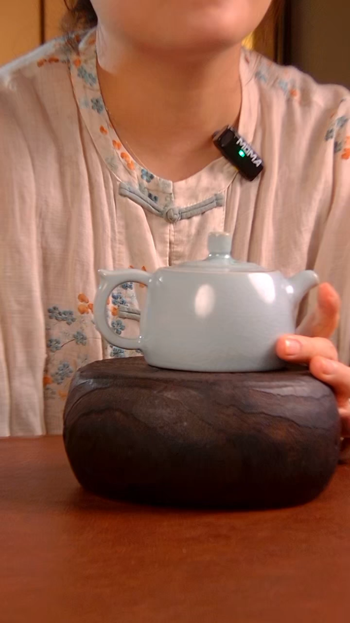 月白大井栏壶        168   杨