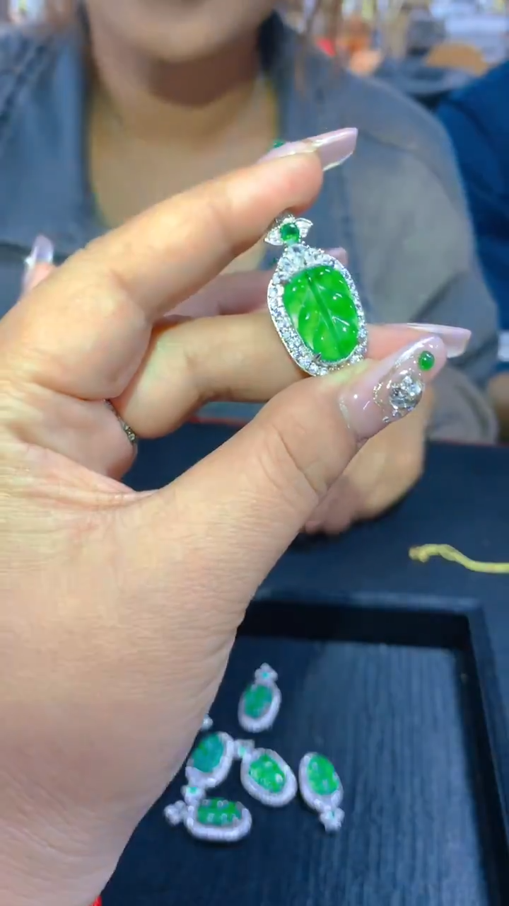 【闪购商品】翡翠吊坠(赠链)未镶嵌1068109746多样性发其一