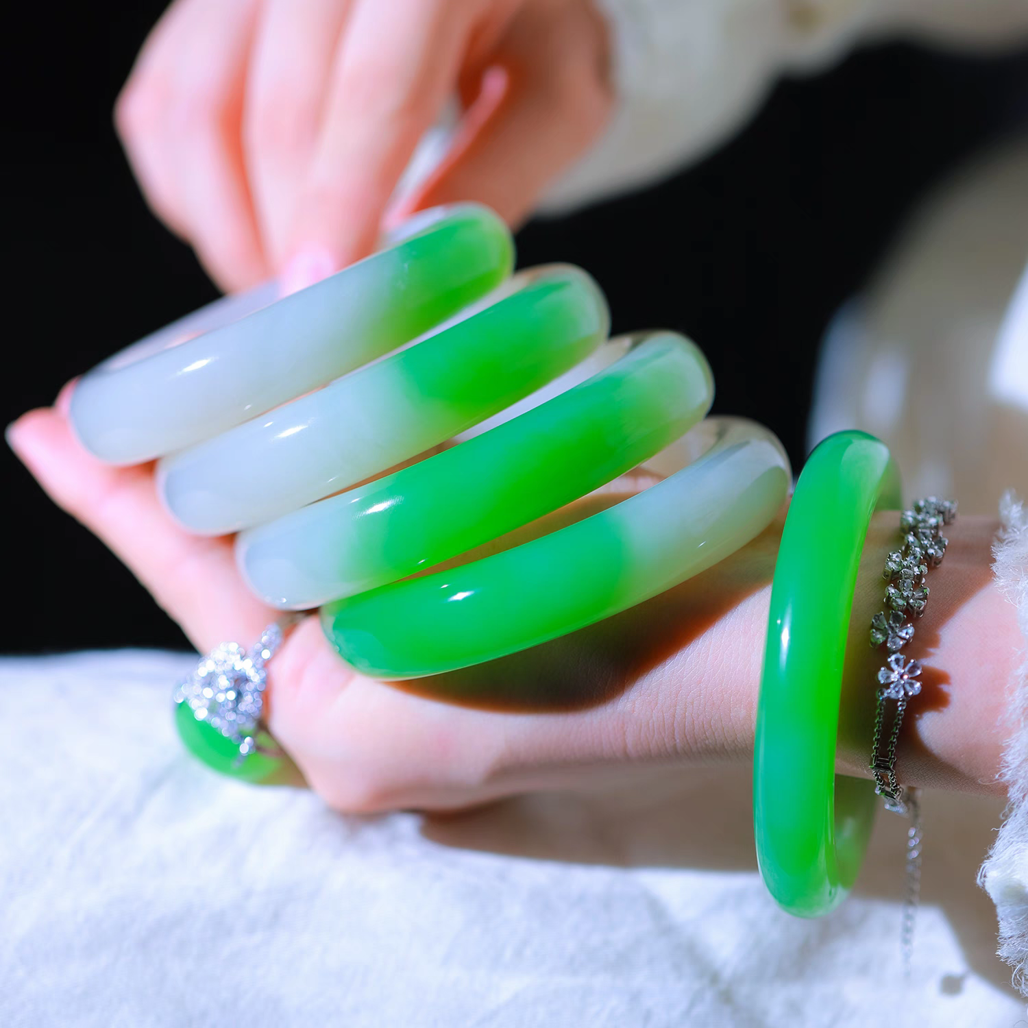 1445号-精品翠色半山水手镯多样性