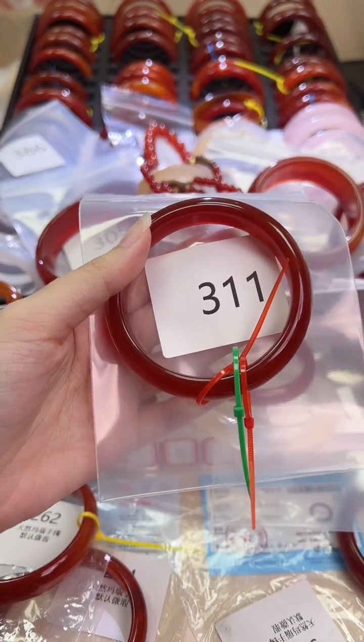 玛瑙/玉髓手镯未镶嵌60圈口*311