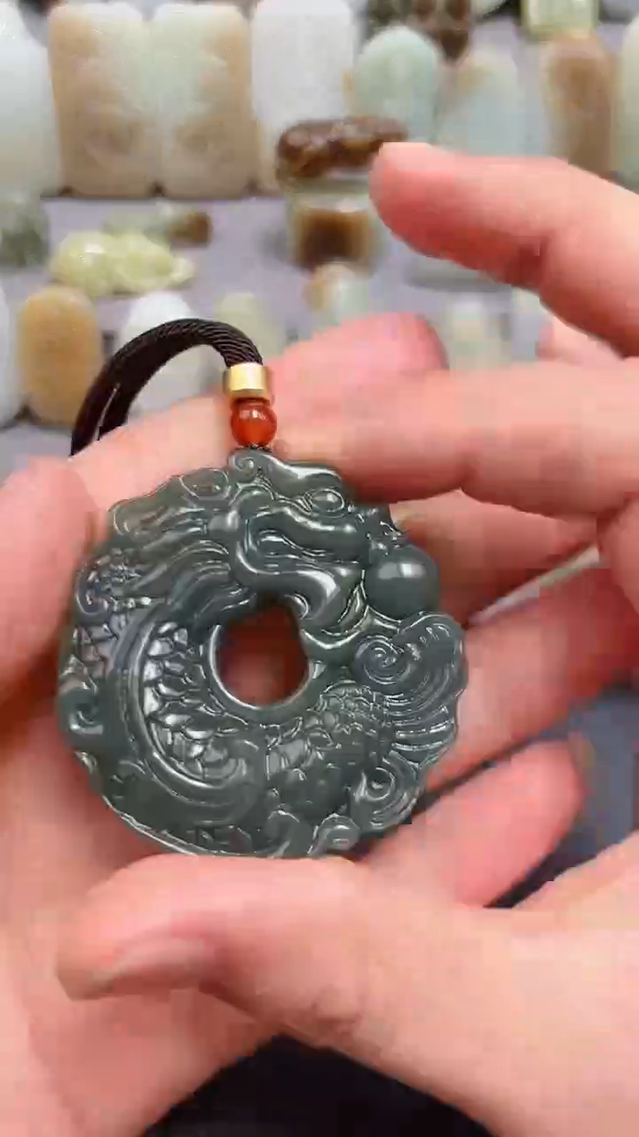 和田玉未镶嵌颈饰.