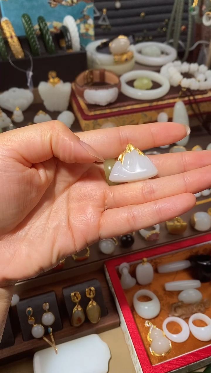 颈饰18K金镶嵌和田玉山