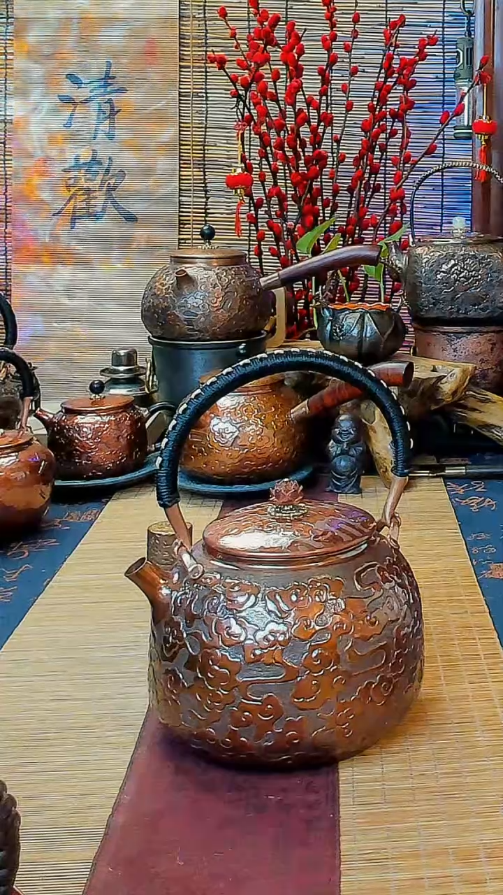 【闪购商品】烤色全手工錾刻祥云图腾紫铜提梁壶