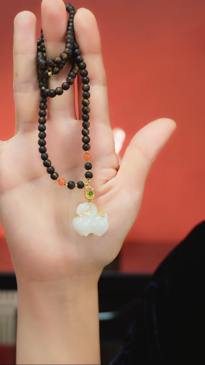 颈饰18K金镶嵌和田玉吊坠