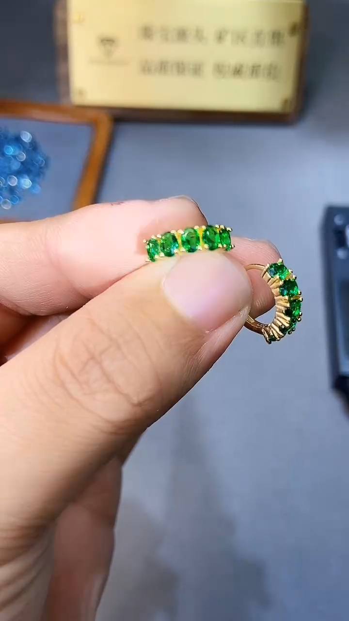 【闪购商品】祖母绿耳饰银S925镶嵌354