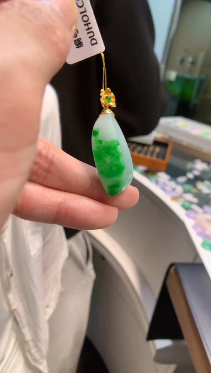 颈饰18K金镶嵌翡翠随形