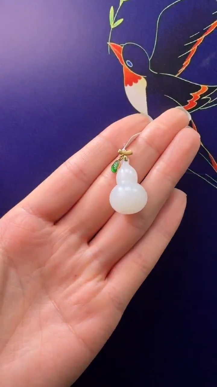 颈饰18K金镶嵌和田玉吊坠