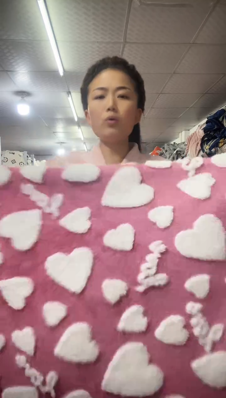 法兰绒粉色小爱心毛毯2*2.8
