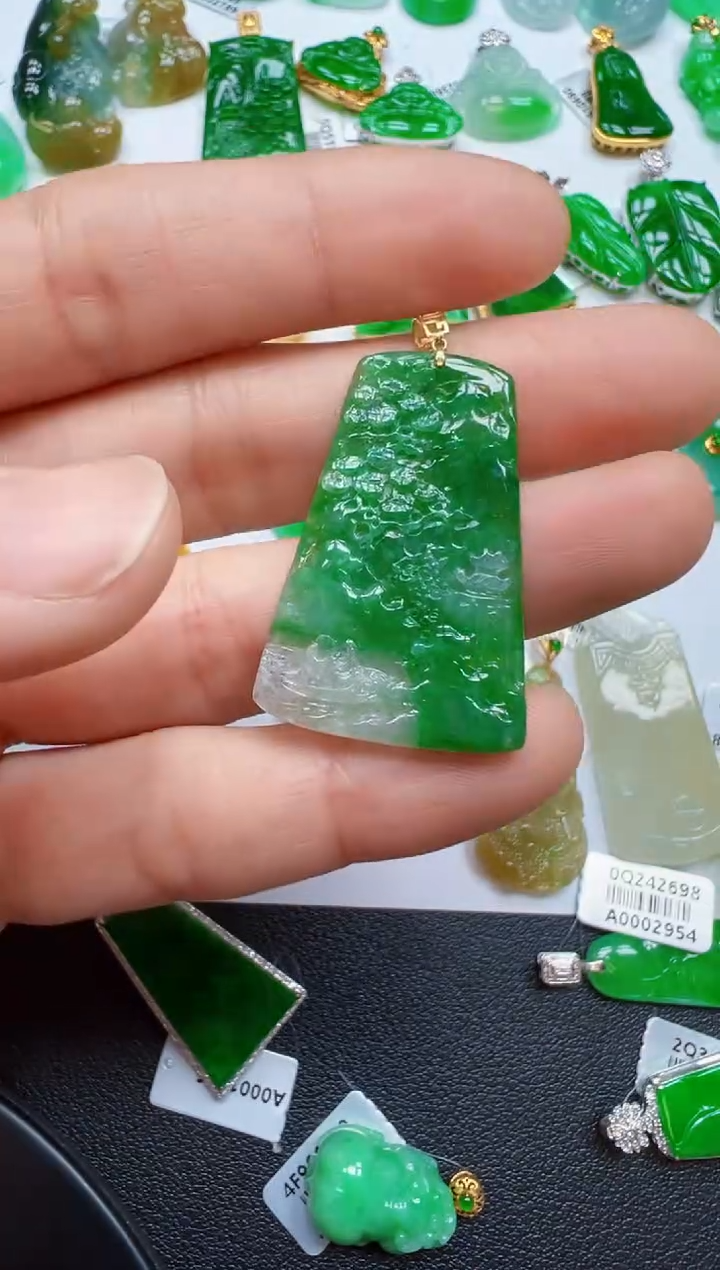 【闪购商品】翡翠吊坠(不含链)18K金镶嵌680