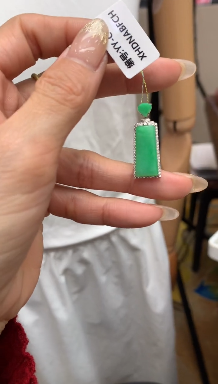 【闪购商品】翡翠颈饰18K金镶嵌无事牌