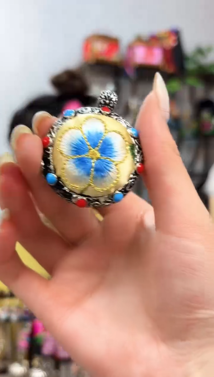 织绣云织瑶非遗老绣饰品536