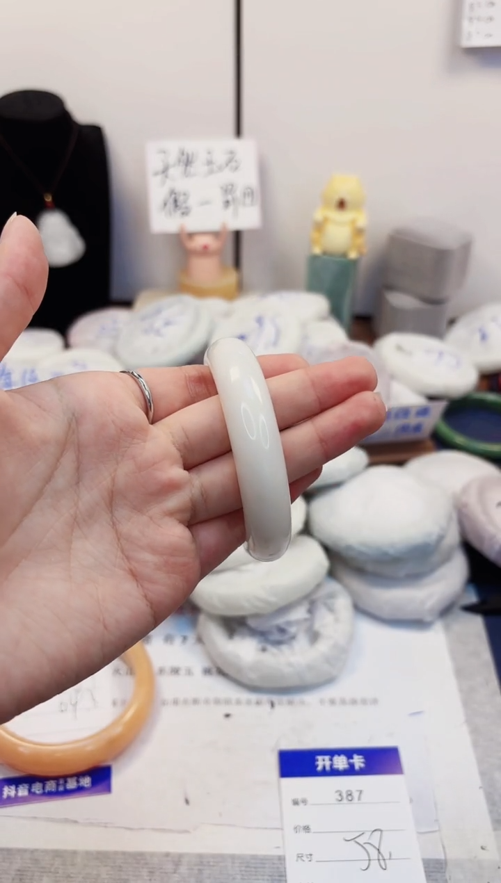 【闪购商品】石英质玉手镯未镶嵌387