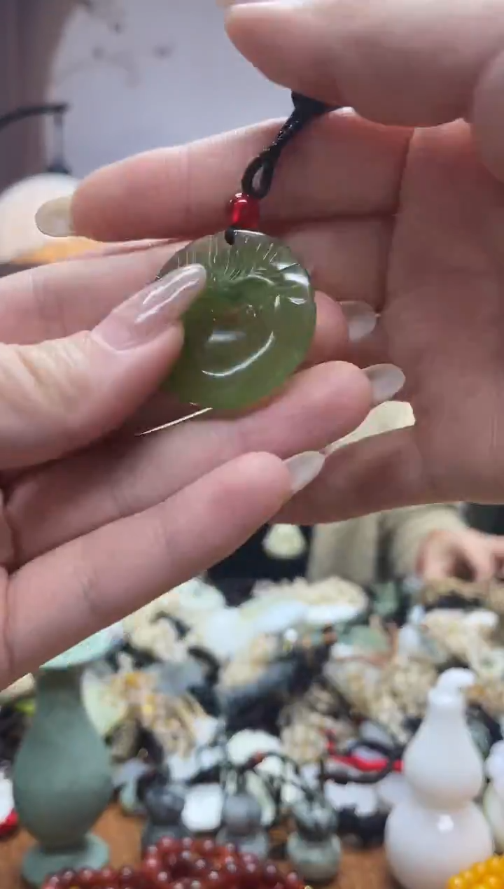 未镶嵌岫玉吊坠`