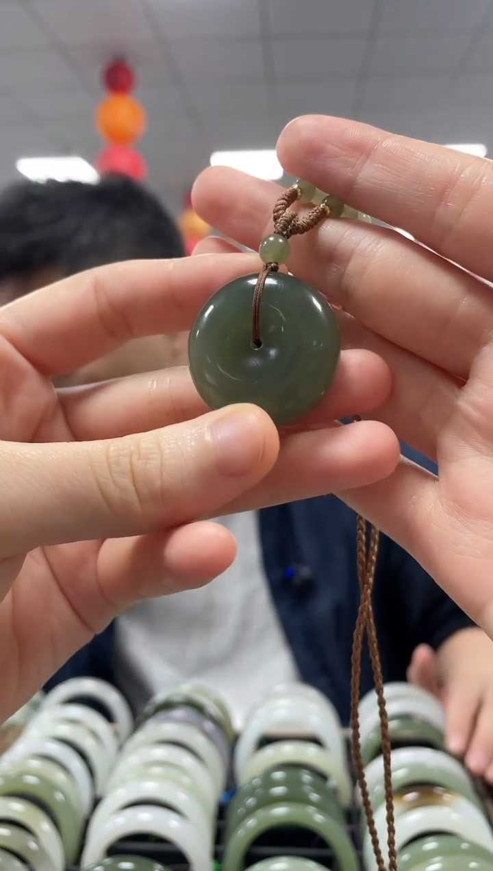 和田玉未镶嵌颈饰沙枣青平安扣挂件一件