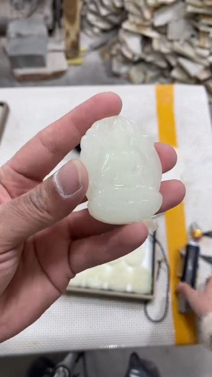 莲花观音双面雕工男士佩戴，大气时尚