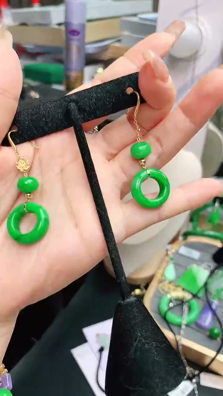 18K金镶嵌翡翠耳饰赠礼盒证书