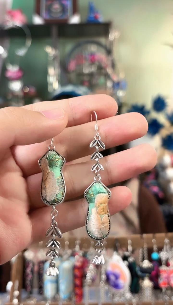 彩云南阁非遗老绣饰品411