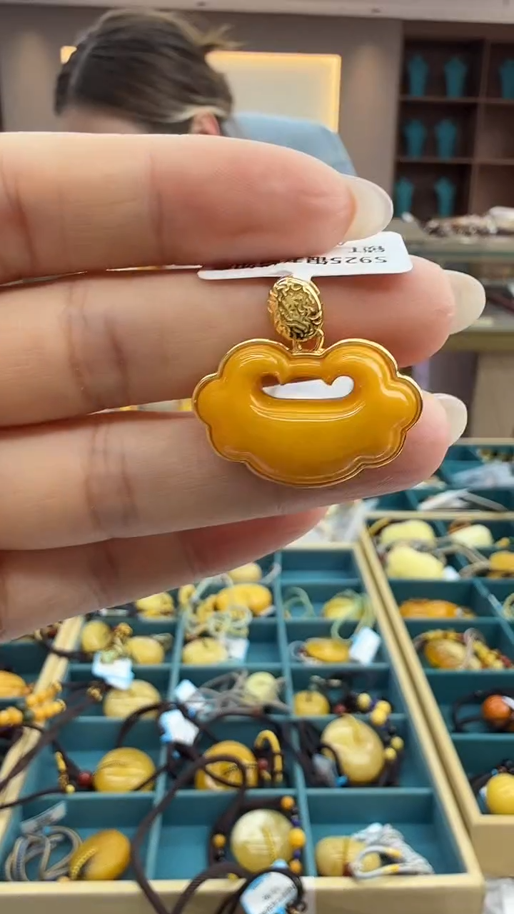 琥珀颈饰未镶嵌296秒拍号 假一罚三 