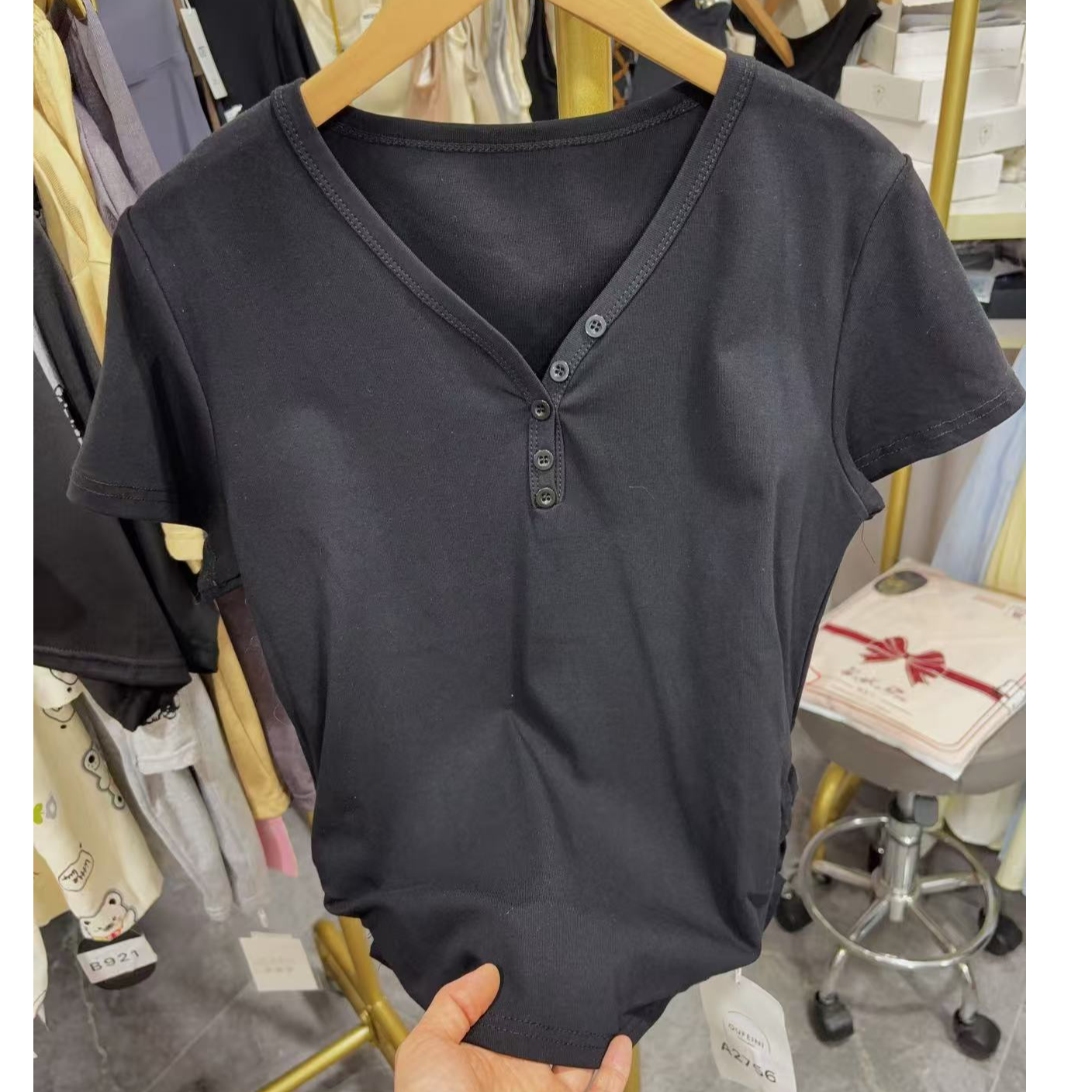 A2756黑V领纽扣不规则短袖T恤