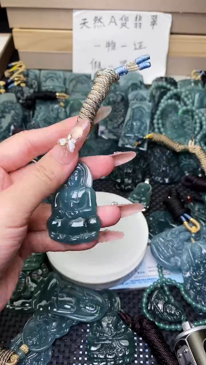 颈饰未镶嵌翡翠 