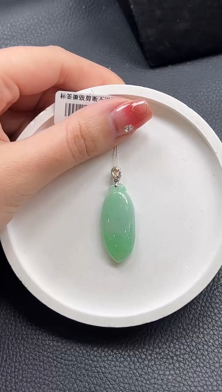 【闪购商品】翡翠颈饰18K金镶嵌福瓜