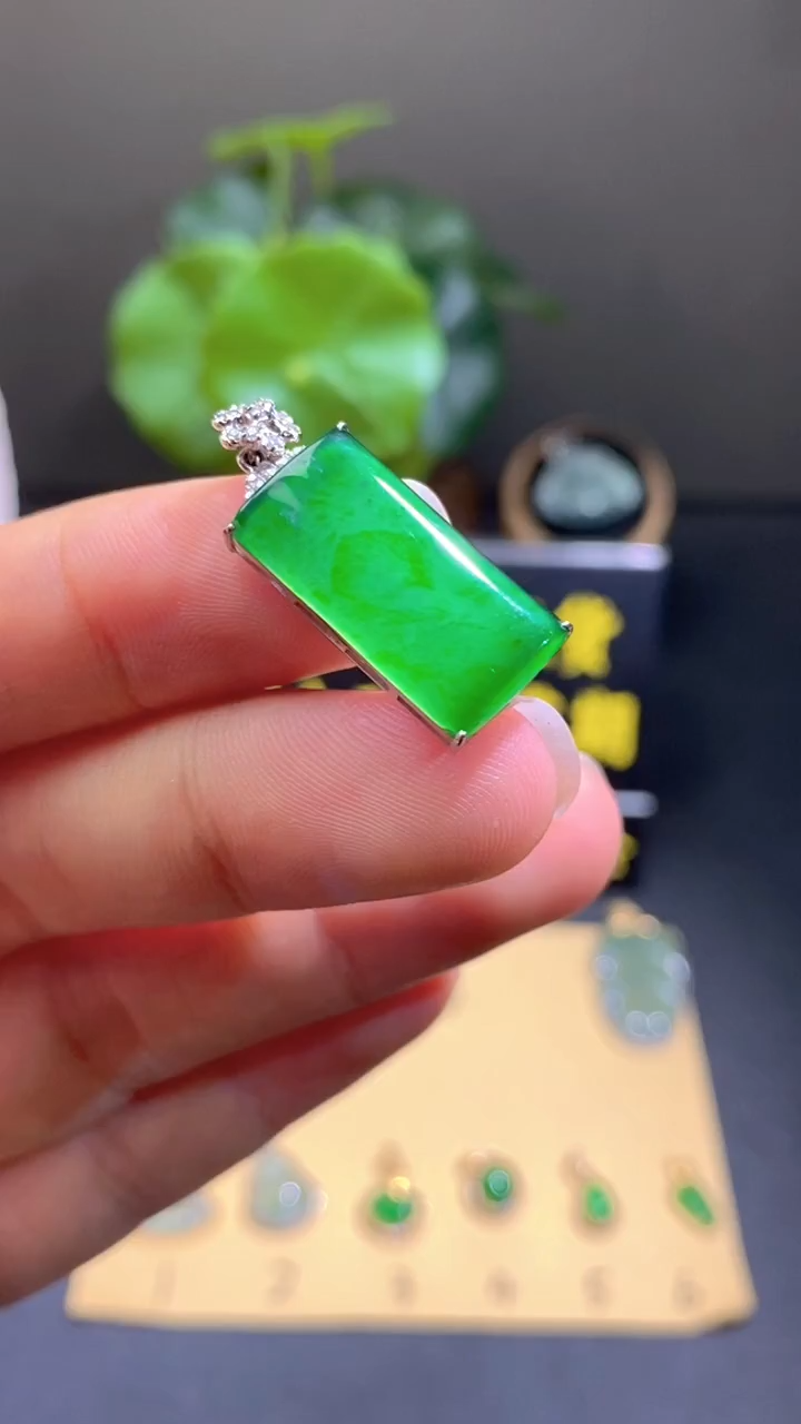 颈饰18K金镶嵌翡翠翡翠A货