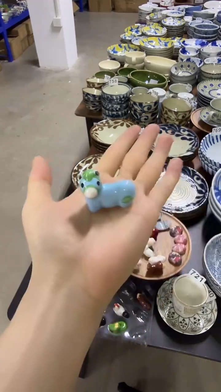 圆形日本进口陶瓷餐具 马生肖筷架