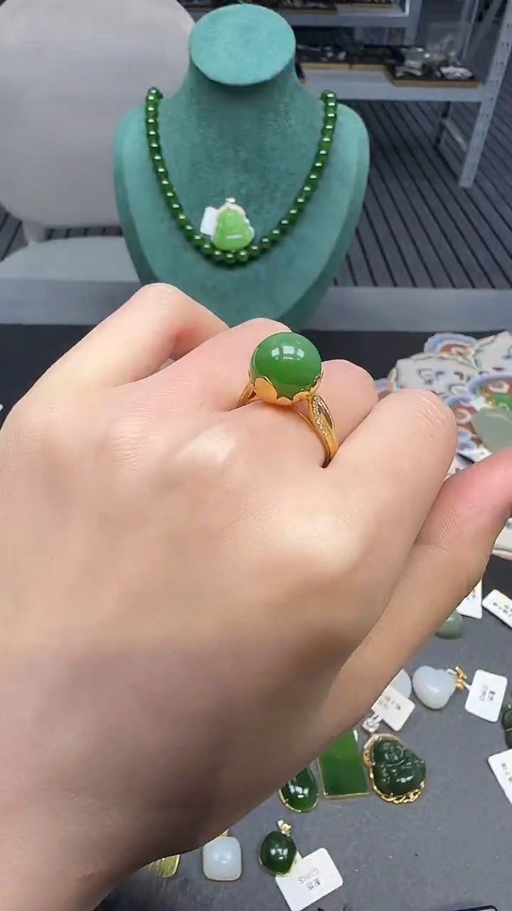 18K金镶嵌戒指和田玉1