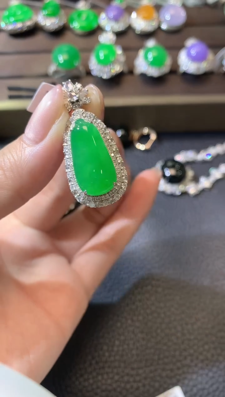 【闪购商品】翡翠吊坠(不含链)18K金镶嵌D85翡翠