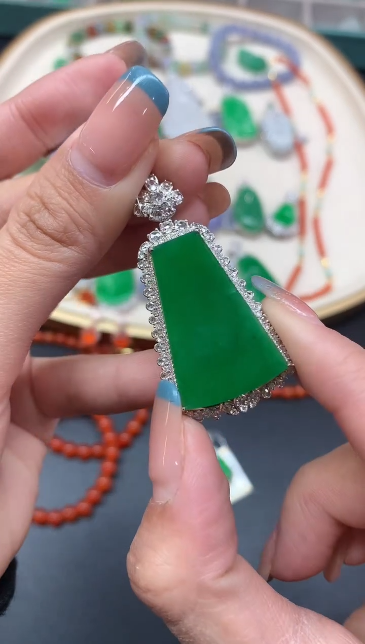 【闪购商品】翡翠吊坠(不含链)18K金镶嵌吊坠A67|49800