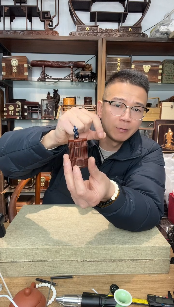 乌木类书架966小叶紫檀蝈蝈笼手把件  八角