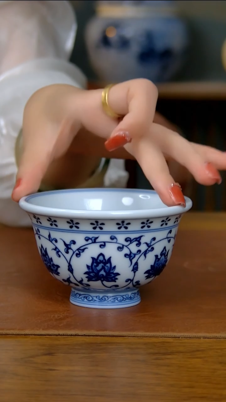 陶瓷缠枝莲压手杯（6朵花）