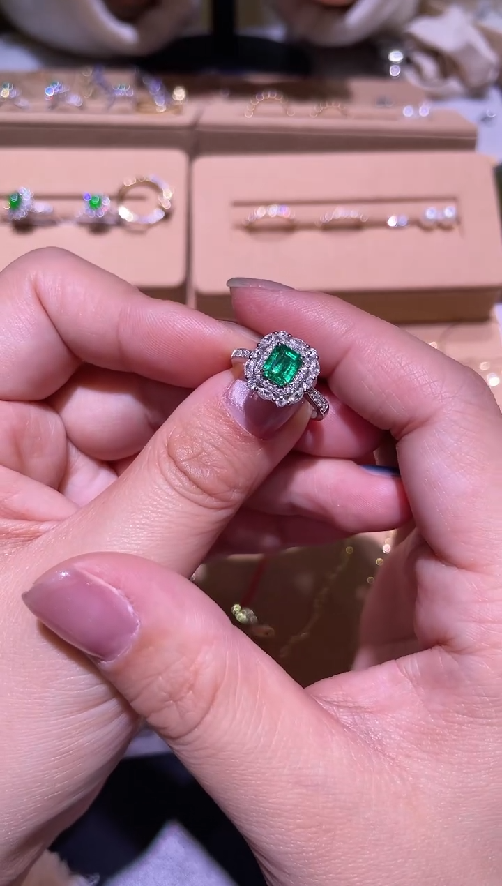 【闪购商品】祖母绿戒指18K金镶嵌18K金祖母绿钻石戒指