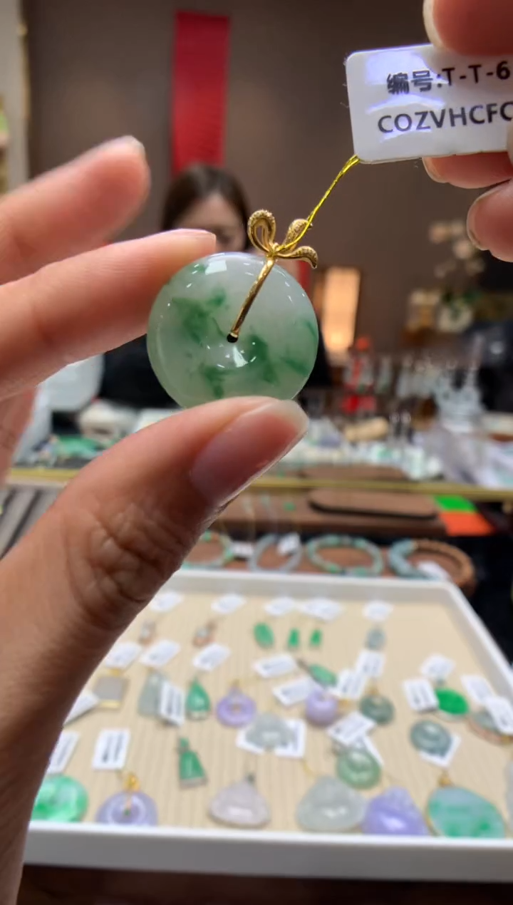 【闪购商品】翡翠颈饰18K金镶嵌平安扣