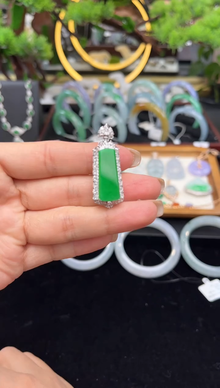 颈饰18K金镶嵌翡翠吊坠