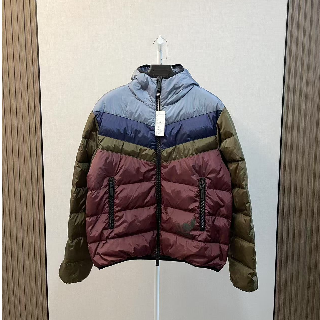 95新  Dsquared2/设计感颜色拼接羽绒服外套/尺码48