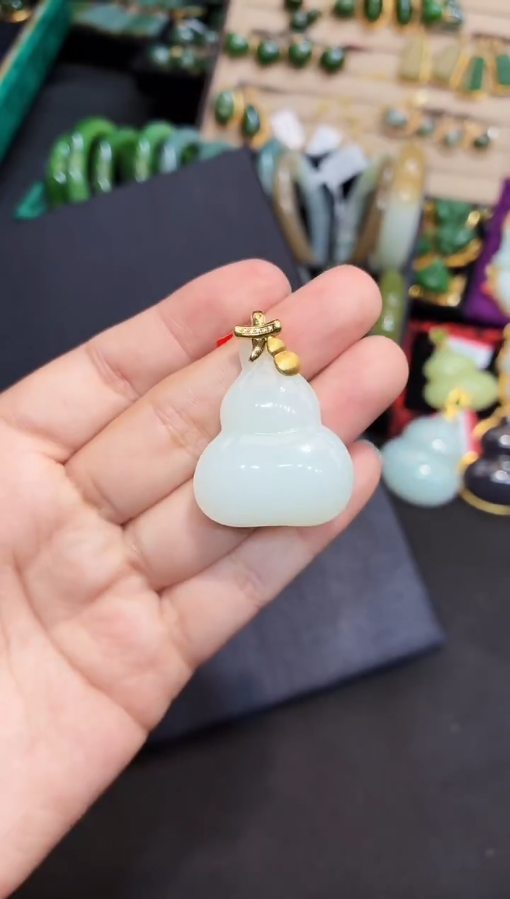 吊坠(赠链)18K金镶嵌和田玉40MM 多样性发一