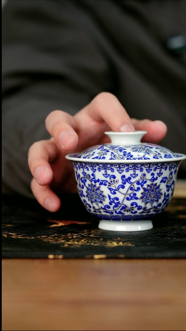 17-10手工手绘青花缠枝莲描银盖碗