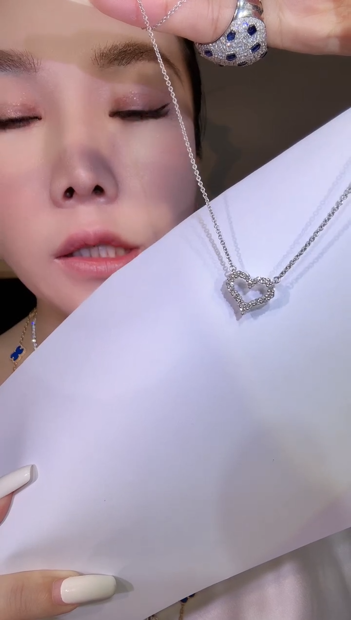 18K金镶嵌项链钻石爱心项链