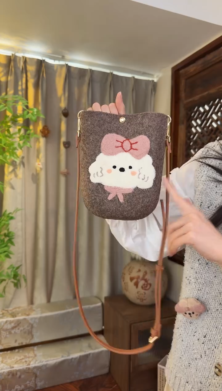 羊毛非遗羊毛毡包 手机包小狗