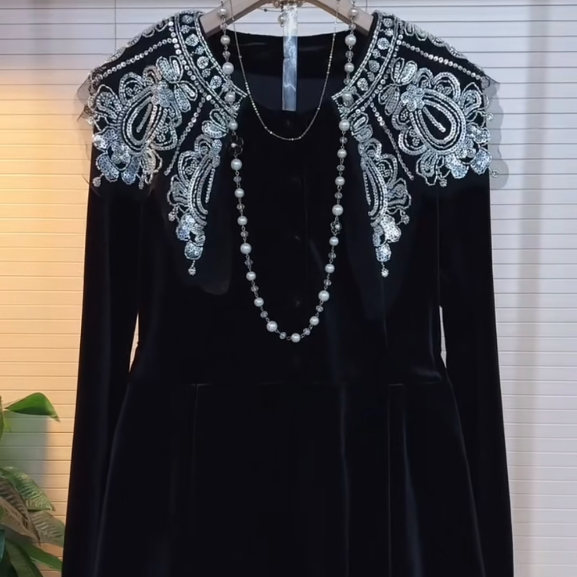 〖猫姐衣橱〗秋冬新款重工珠片串珠丝绒对襟摆度上衣1961