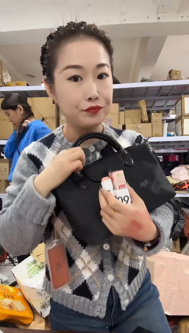 PU上车啦 宝宝们抓紧时间去下方链接拍吧发两个emwm唇膏