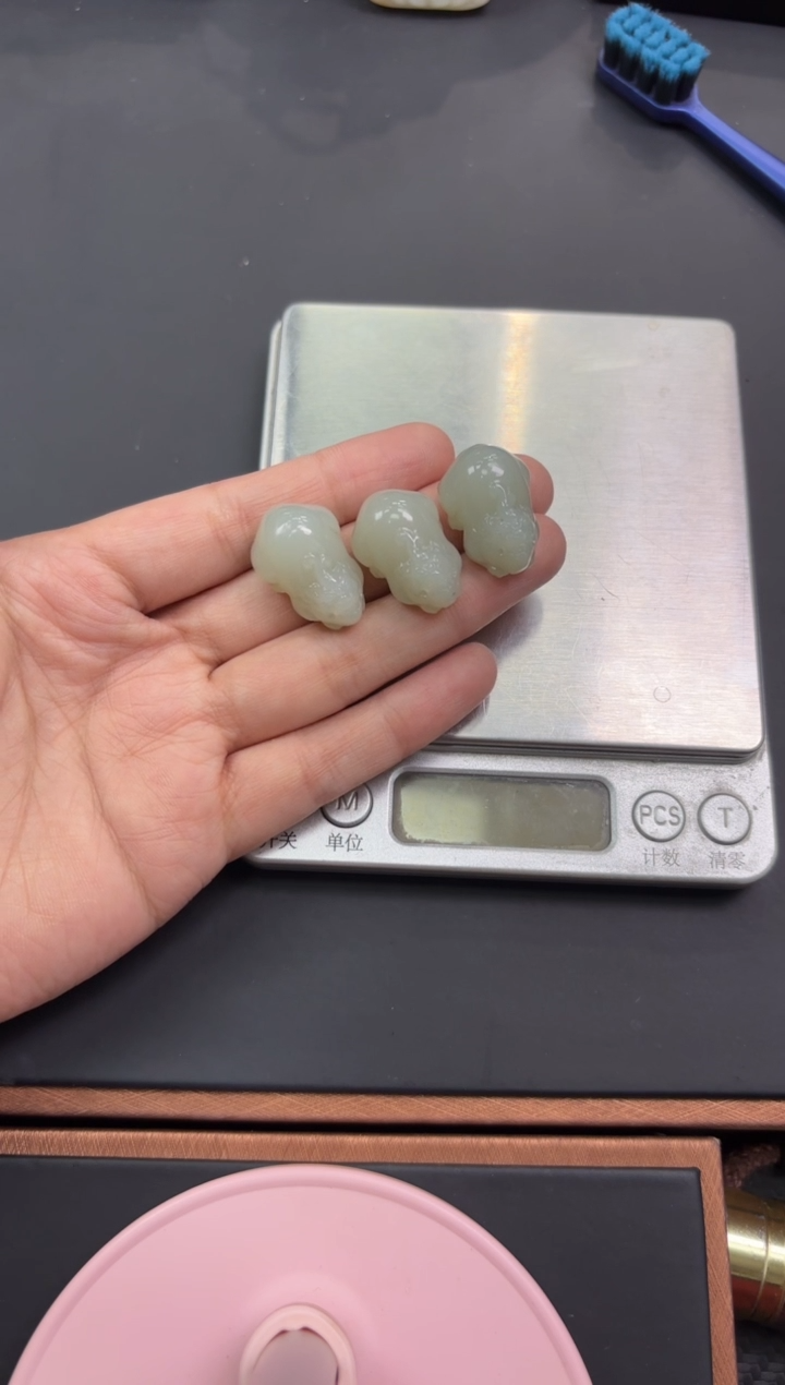 【闪购商品】和田玉吊坠(赠链)未镶嵌且末微色差近矿吊坠多样性发货