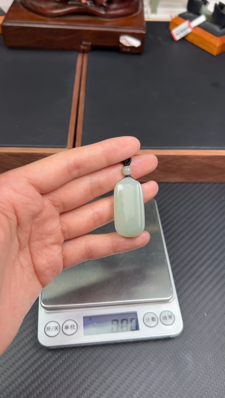 和田玉未镶嵌吊坠(赠链)且末微色差近矿